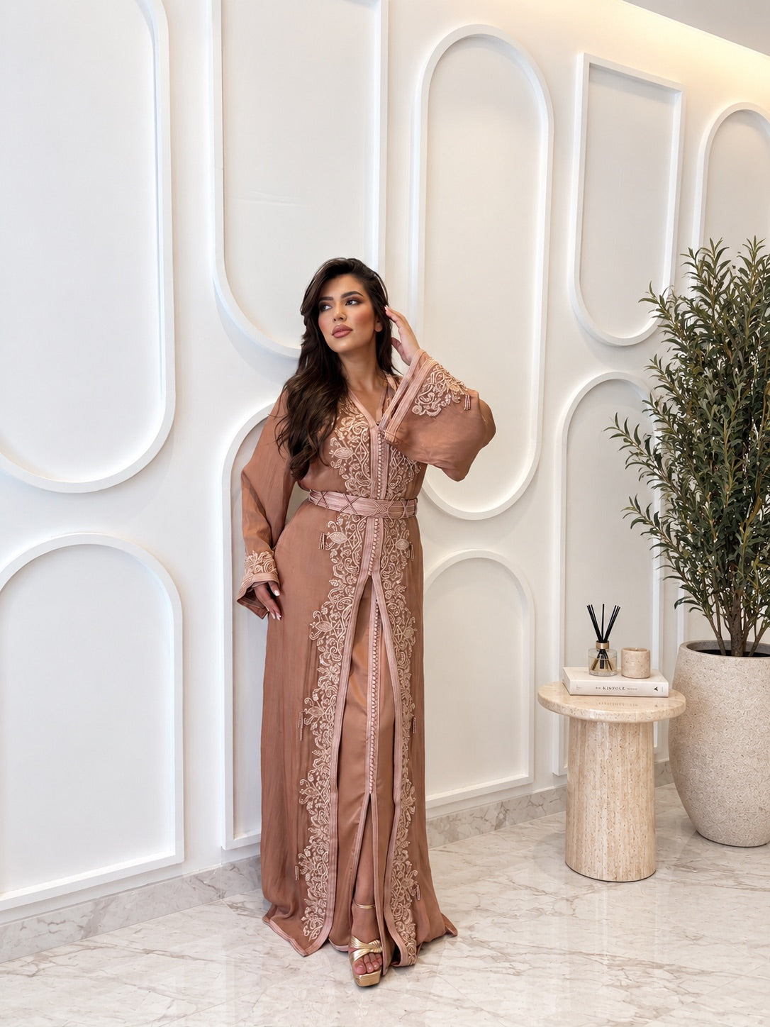 Full-length view of Takchita Dalilah, a two-piece Moroccan organza dress with matching belt, length 160 cm