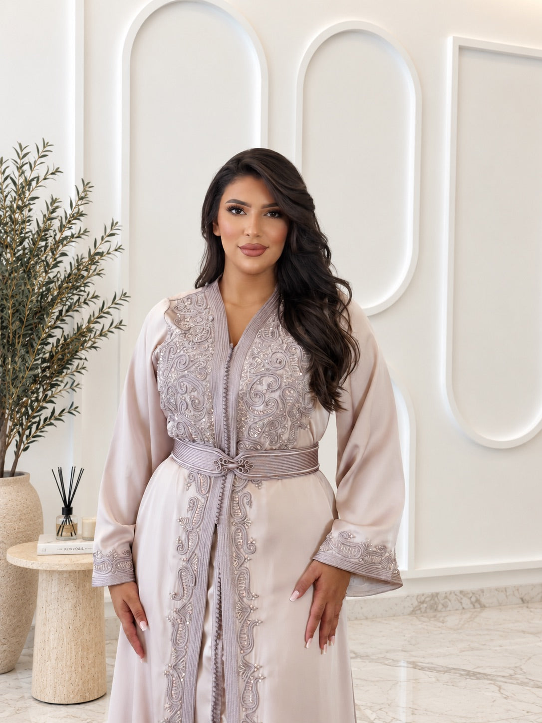 Blush dra de soie Takchita Aliyaah with embroidered neckline and matching belt, close-up front view