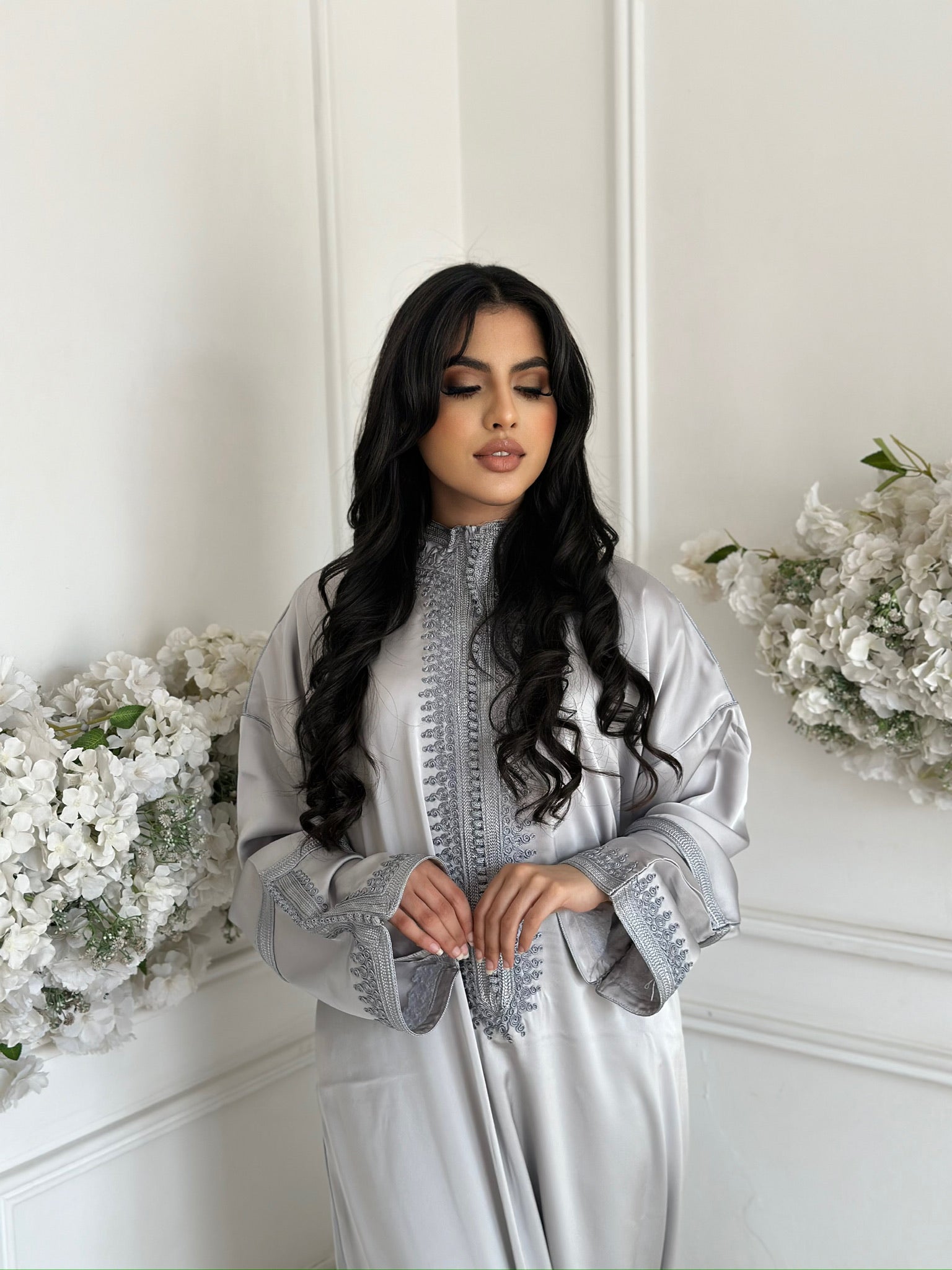 Elegant Moroccan gandoura in satin – Gandoura Oulaya modest fashion